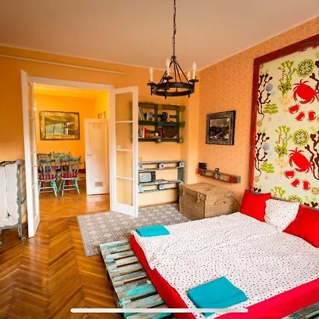 Cosy Art Flats In Central Budapest