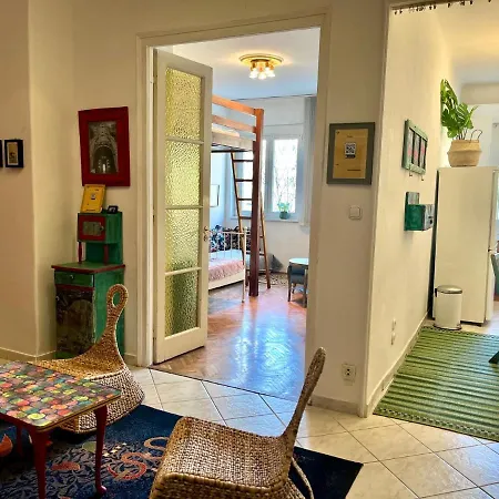Cosy Art Flats In Central